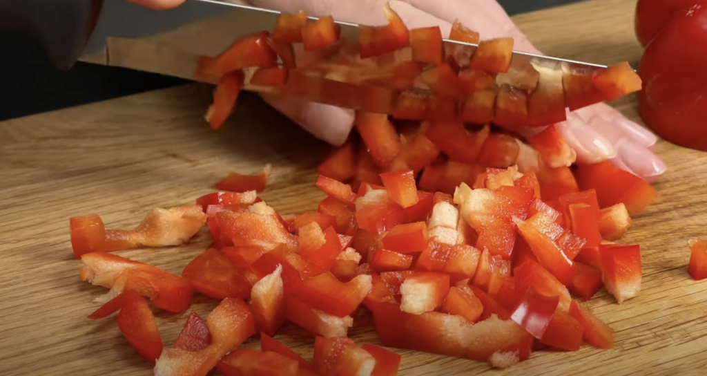 Slaný bramborový koláč ve tvaru pizzy s mletým masem, zeleninou a mozzarellou