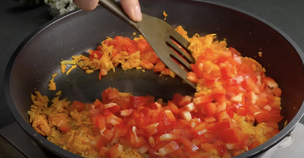 Slaný bramborový koláč ve tvaru pizzy s mletým masem, zeleninou a mozzarellou