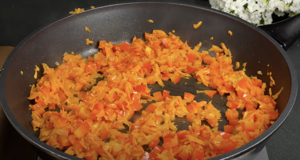 Slaný bramborový koláč ve tvaru pizzy s mletým masem, zeleninou a mozzarellou