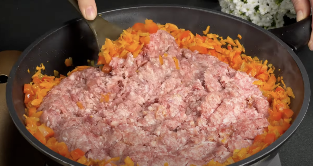 Slaný bramborový koláč ve tvaru pizzy s mletým masem, zeleninou a mozzarellou