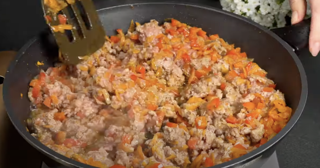 Slaný bramborový koláč ve tvaru pizzy s mletým masem, zeleninou a mozzarellou