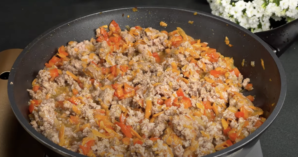 Slaný bramborový koláč ve tvaru pizzy s mletým masem, zeleninou a mozzarellou