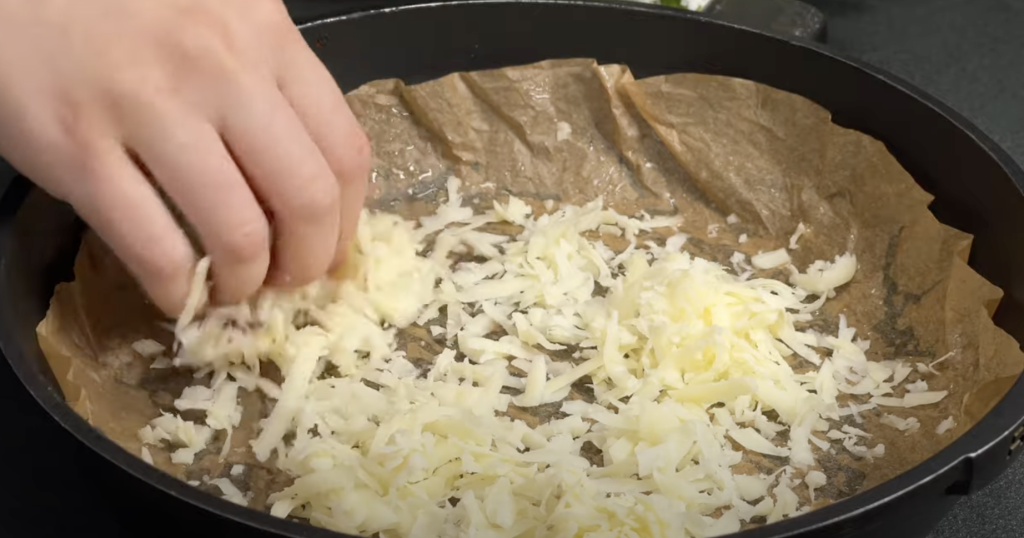 Slaný bramborový koláč ve tvaru pizzy s mletým masem, zeleninou a mozzarellou