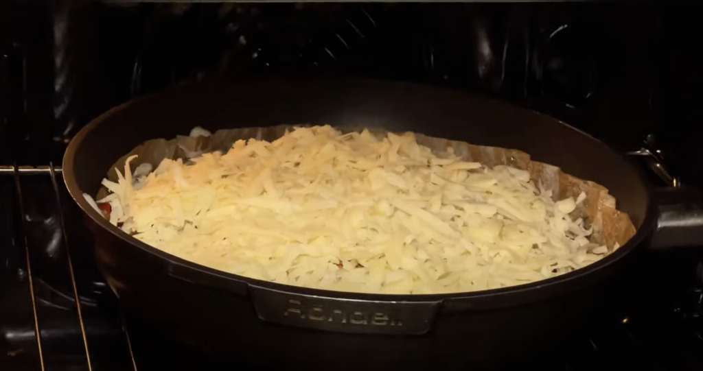 Slaný bramborový koláč ve tvaru pizzy s mletým masem, zeleninou a mozzarellou