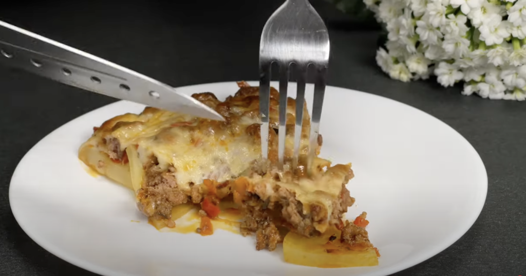 Slaný bramborový koláč ve tvaru pizzy s mletým masem, zeleninou a mozzarellou