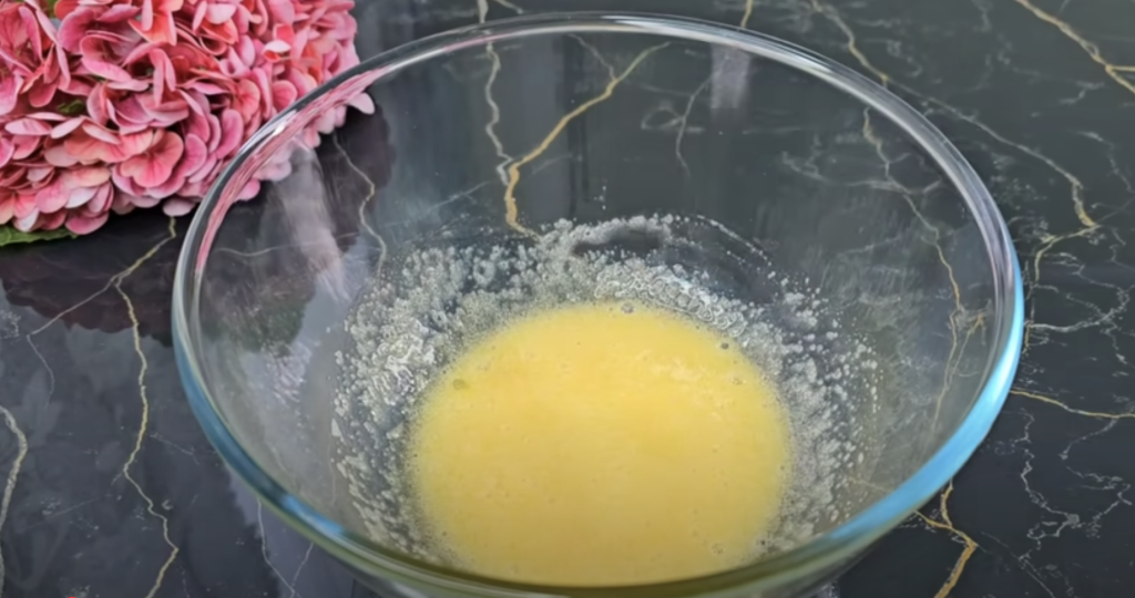 Recept na kynuté růže z červeného těsta – sladké pečivo krok za krokem