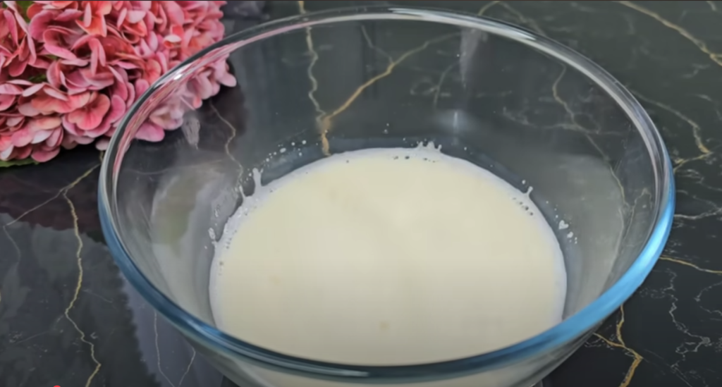 Recept na kynuté růže z červeného těsta – sladké pečivo krok za krokem