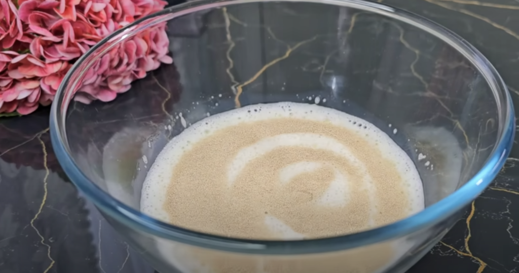 Recept na kynuté růže z červeného těsta – sladké pečivo krok za krokem