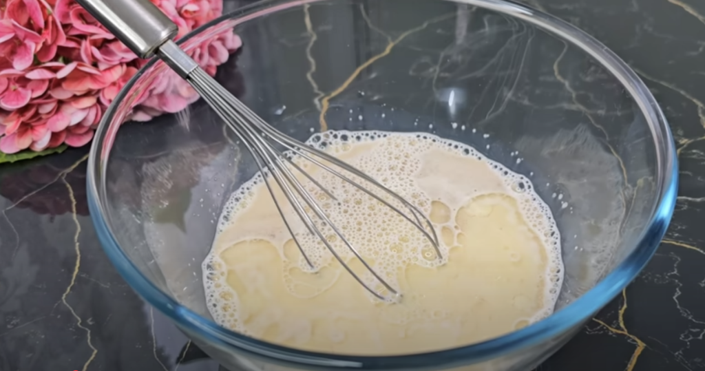 Recept na kynuté růže z červeného těsta – sladké pečivo krok za krokem