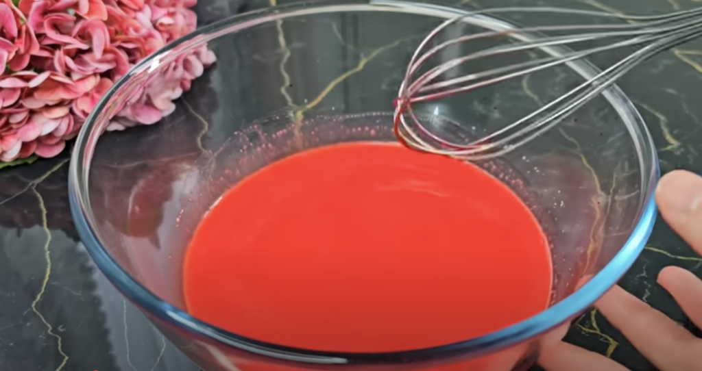 Recept na kynuté růže z červeného těsta – sladké pečivo krok za krokem