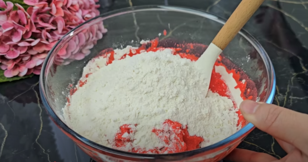 Recept na kynuté růže z červeného těsta – sladké pečivo krok za krokem