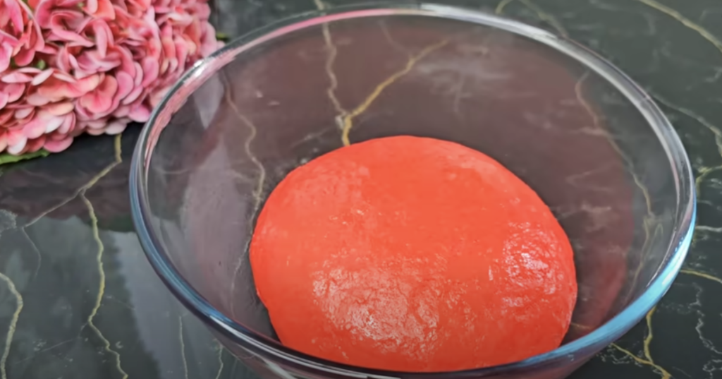 Recept na kynuté růže z červeného těsta – sladké pečivo krok za krokem