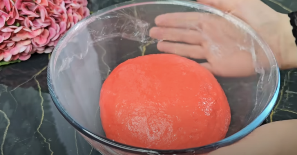 Recept na kynuté růže z červeného těsta – sladké pečivo krok za krokem