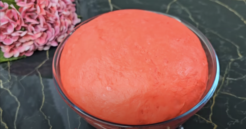 Recept na kynuté růže z červeného těsta – sladké pečivo krok za krokem