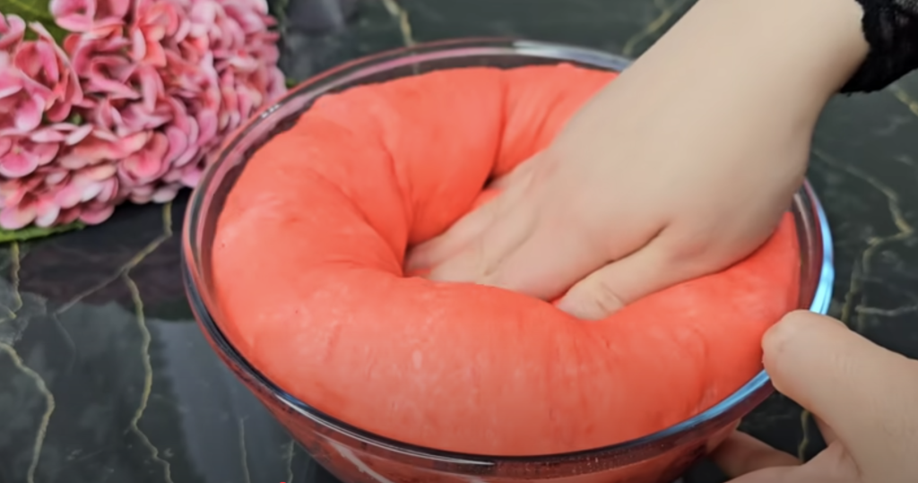 Recept na kynuté růže z červeného těsta – sladké pečivo krok za krokem