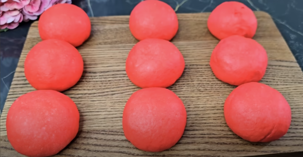 Recept na kynuté růže z červeného těsta – sladké pečivo krok za krokem