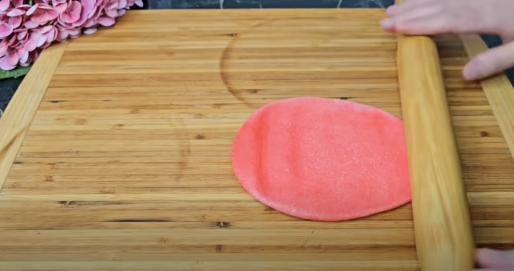 Recept na kynuté růže z červeného těsta – sladké pečivo krok za krokem