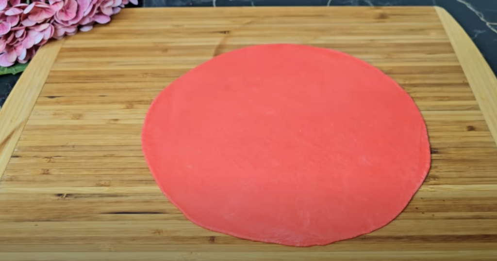 Recept na kynuté růže z červeného těsta – sladké pečivo krok za krokem