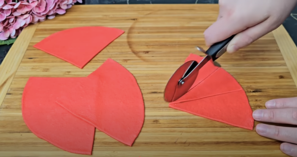 Recept na kynuté růže z červeného těsta – sladké pečivo krok za krokem