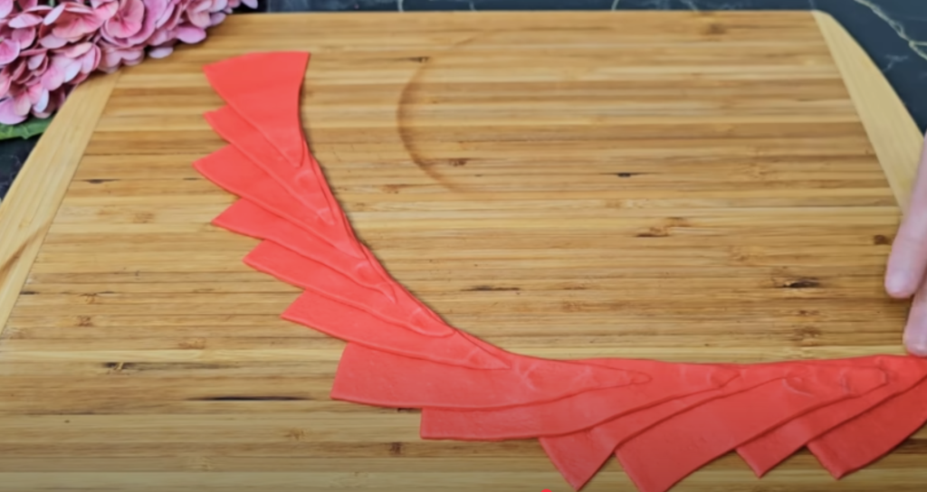 Recept na kynuté růže z červeného těsta – sladké pečivo krok za krokem