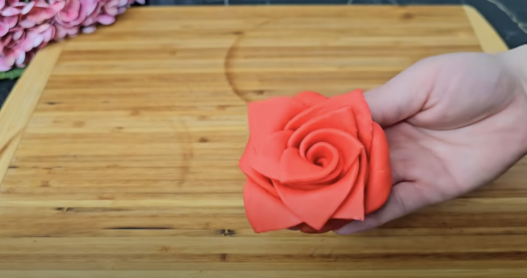 Recept na kynuté růže z červeného těsta – sladké pečivo krok za krokem