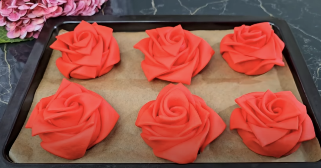 Recept na kynuté růže z červeného těsta – sladké pečivo krok za krokem