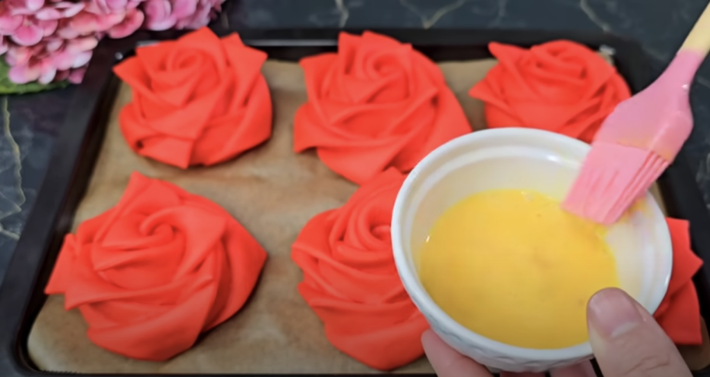 Recept na kynuté růže z červeného těsta – sladké pečivo krok za krokem