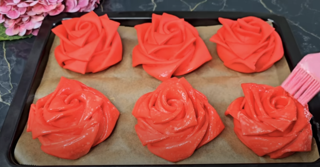 Recept na kynuté růže z červeného těsta – sladké pečivo krok za krokem