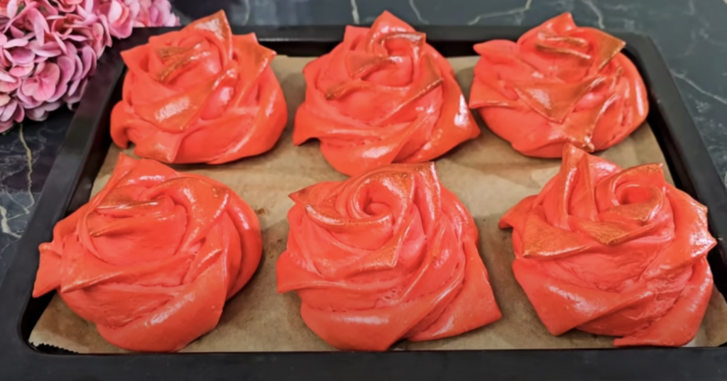 Recept na kynuté růže z červeného těsta – sladké pečivo krok za krokem