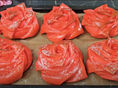 Recept na kynuté růže z červeného těsta – sladké pečivo krok za krokem