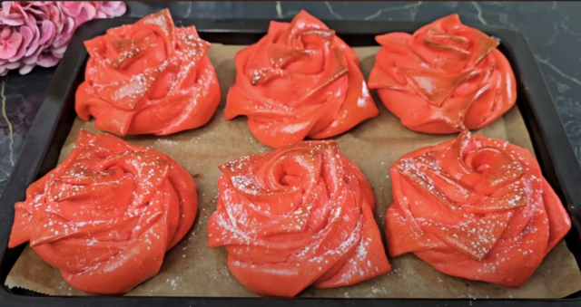 Recept na kynuté růže z červeného těsta – sladké pečivo krok za krokem