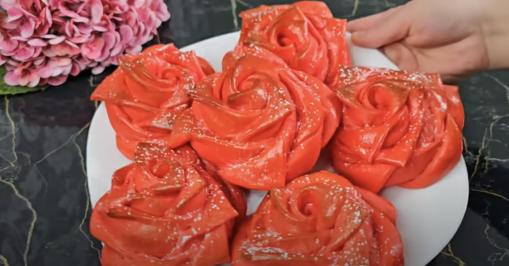 Recept na kynuté růže z červeného těsta – sladké pečivo krok za krokem