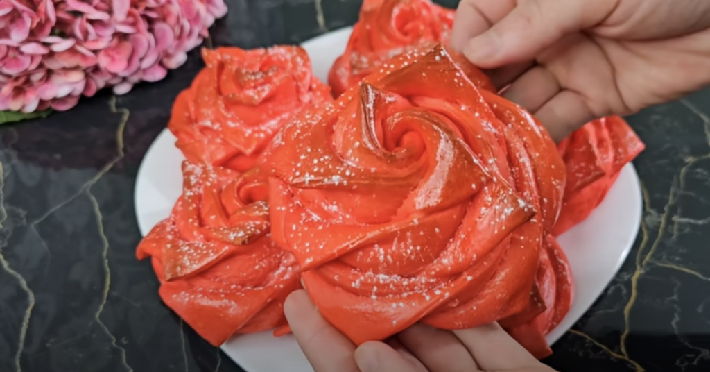 Recept na kynuté růže z červeného těsta – sladké pečivo krok za krokem