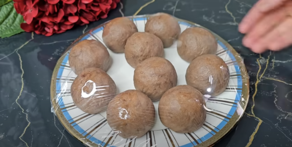 Půvabné kakaové šišky ze zakysané smetany, plněné sladkou ořechovou náplní a provoněné jemnou vanilkou - ideální pro každou příležitost