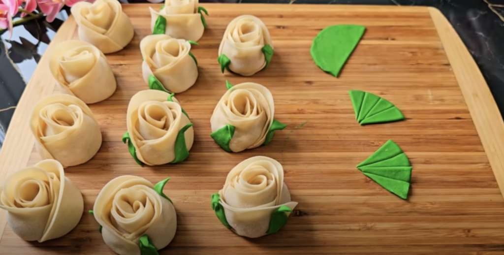 Slané růžičky s kuřecím masem vařené na páře