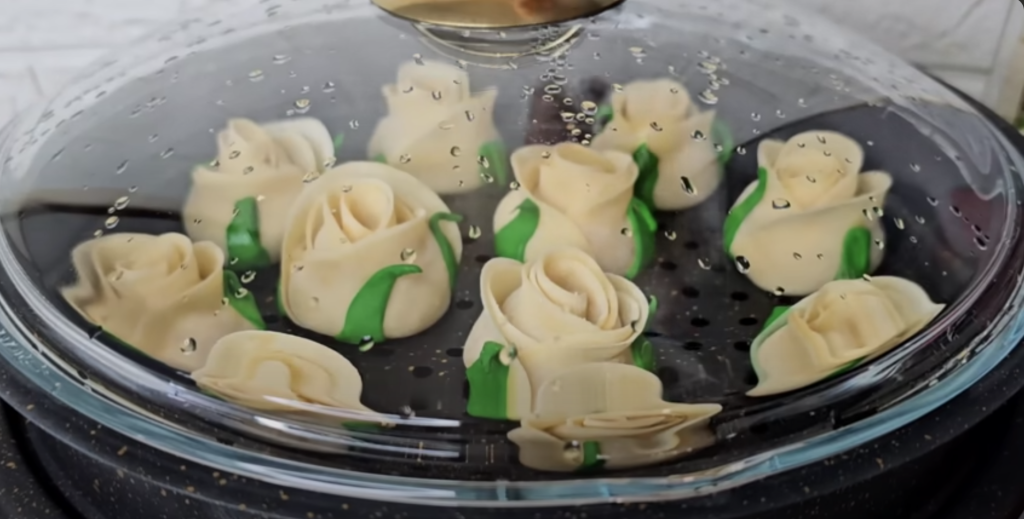 Slané růžičky s kuřecím masem vařené na páře