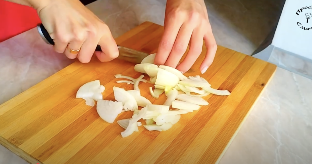 Gurmánská pečená masová roláda s houbami, cibulí a sýrem - originální a přitom nenáročný pokrm