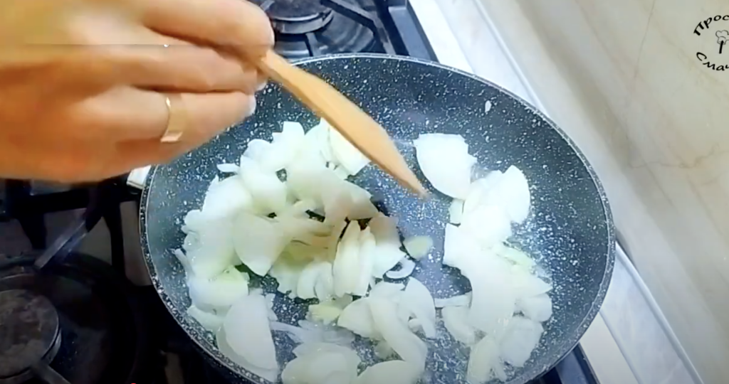 Gurmánská pečená masová roláda s houbami, cibulí a sýrem - originální a přitom nenáročný pokrm