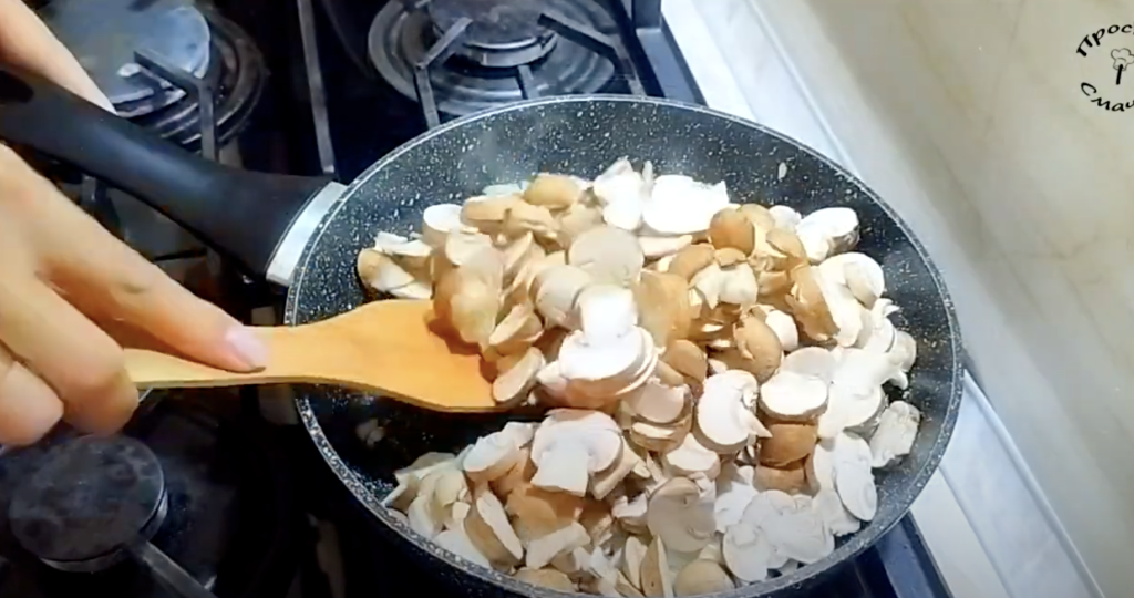 Gurmánská pečená masová roláda s houbami, cibulí a sýrem - originální a přitom nenáročný pokrm