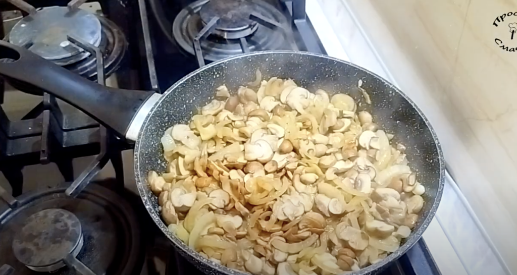 Gurmánská pečená masová roláda s houbami, cibulí a sýrem - originální a přitom nenáročný pokrm