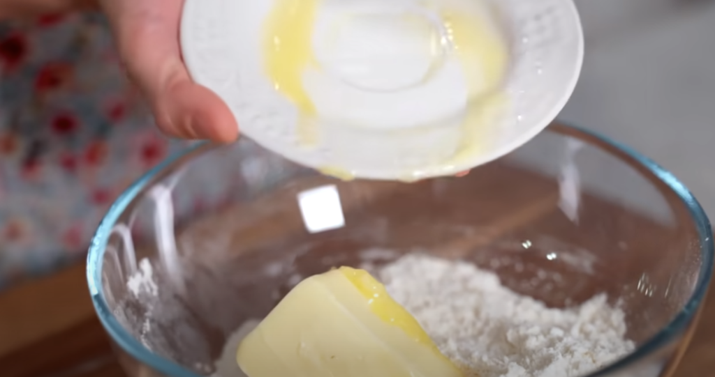 Jemný jahodový koláč s křehkým máslovým těstem a krémovou zakysanou smetanou - mňamka!