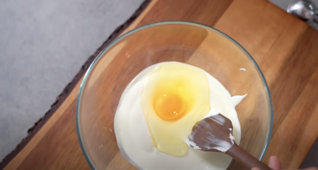 Jemný jahodový koláč s křehkým máslovým těstem a krémovou zakysanou smetanou - mňamka!