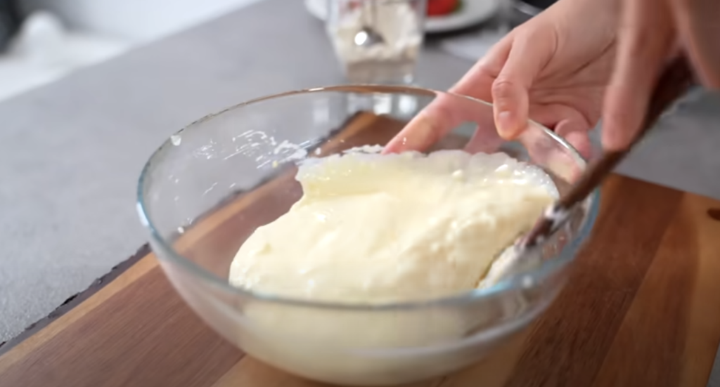 Jemný jahodový koláč s křehkým máslovým těstem a krémovou zakysanou smetanou - mňamka!