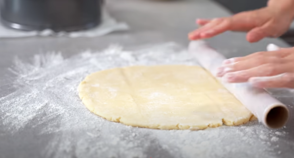 Jemný jahodový koláč s křehkým máslovým těstem a krémovou zakysanou smetanou - mňamka!