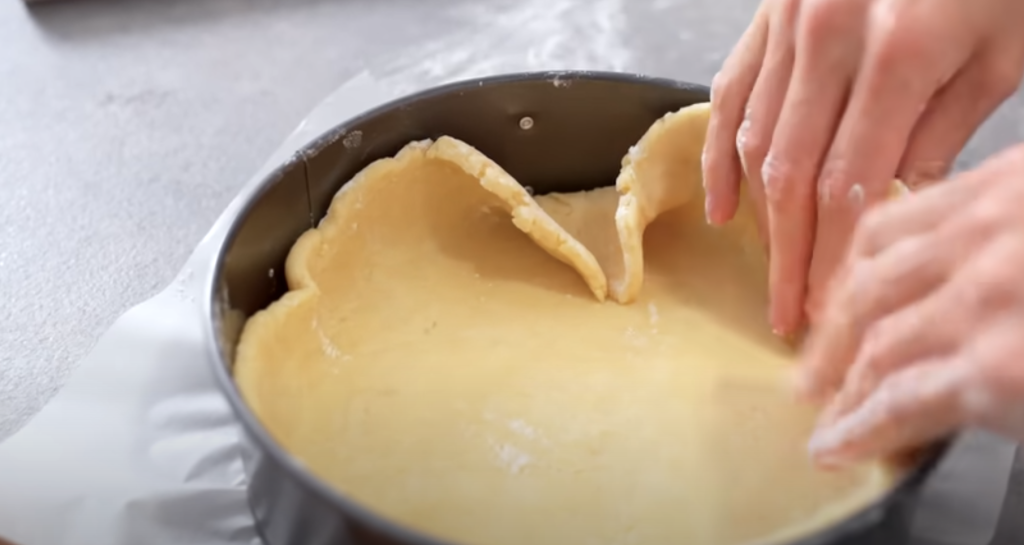 Jemný jahodový koláč s křehkým máslovým těstem a krémovou zakysanou smetanou - mňamka!