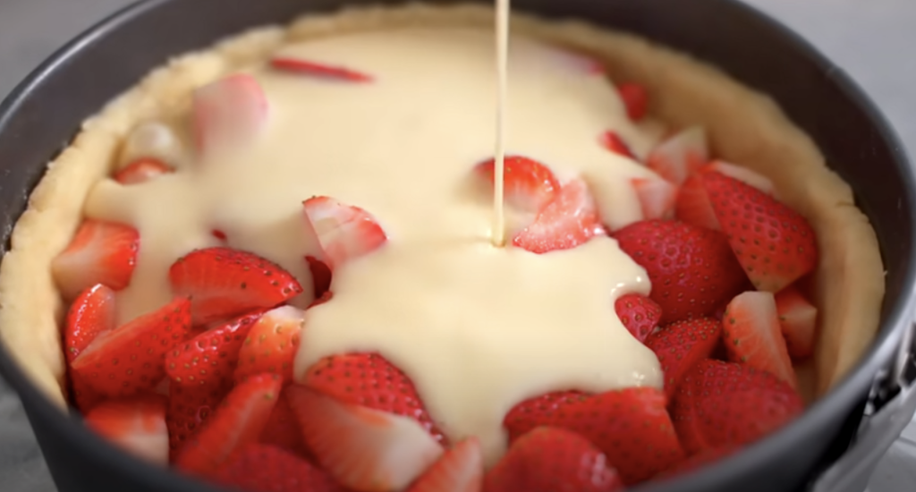 Jemný jahodový koláč s křehkým máslovým těstem a krémovou zakysanou smetanou - mňamka!