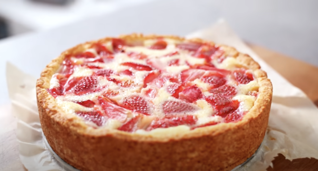 Jemný jahodový koláč s křehkým máslovým těstem a krémovou zakysanou smetanou - mňamka!