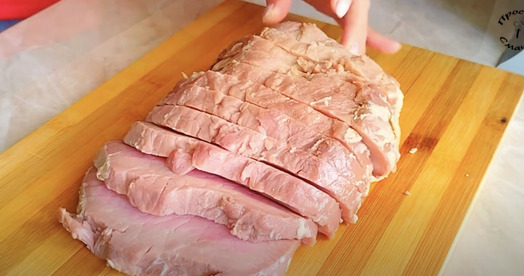 Gurmánská pečená masová roláda s houbami, cibulí a sýrem - originální a přitom nenáročný pokrm