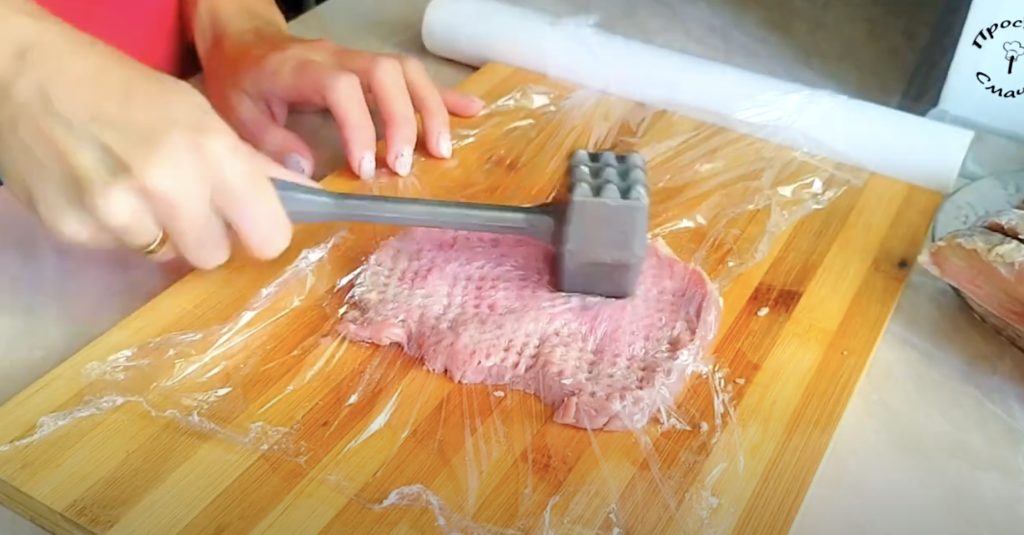 Gurmánská pečená masová roláda s houbami, cibulí a sýrem - originální a přitom nenáročný pokrm