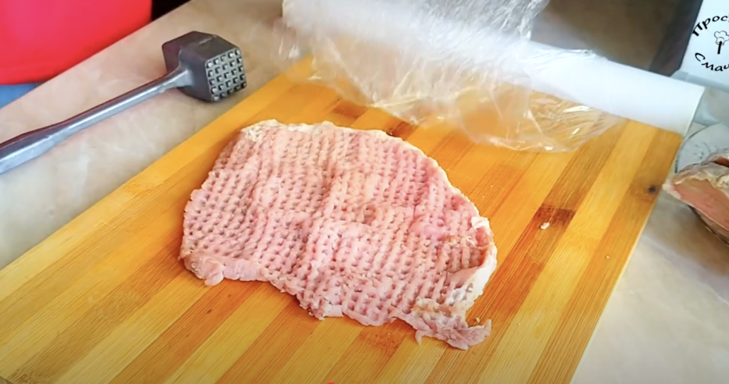 Gurmánská pečená masová roláda s houbami, cibulí a sýrem - originální a přitom nenáročný pokrm